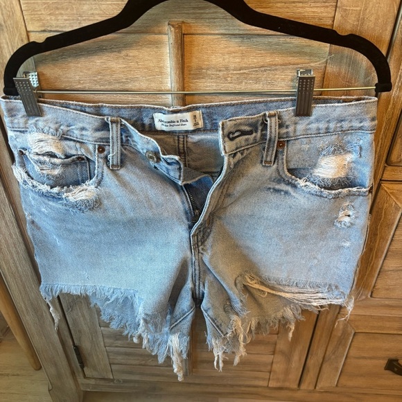 Abercrombie & Fitch Women’s Light Denim Mid Rise Bf  Shorts Distressed Size 28 - Picture 1 of 3